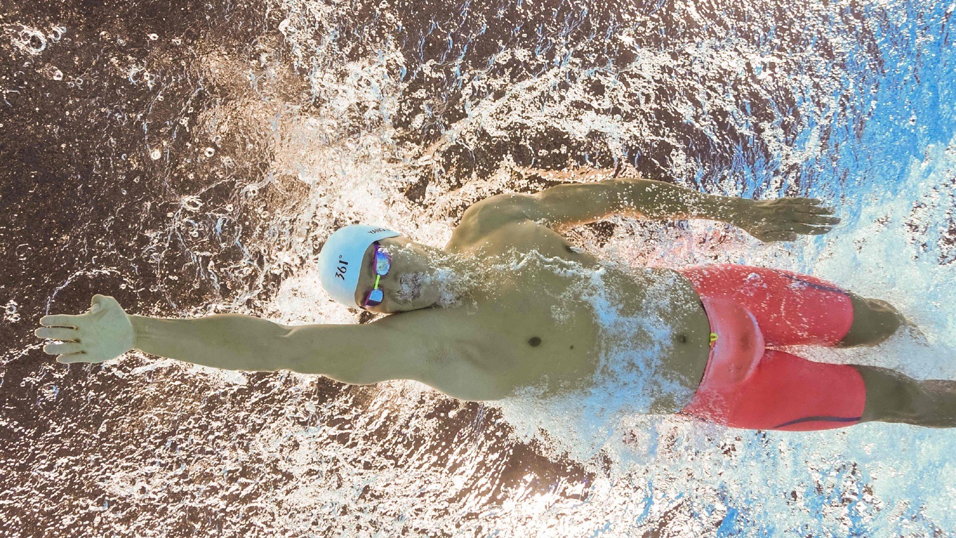 开云体育中国官网-NBA新秀入队奇事：队友剃头入队背后的故事与意义