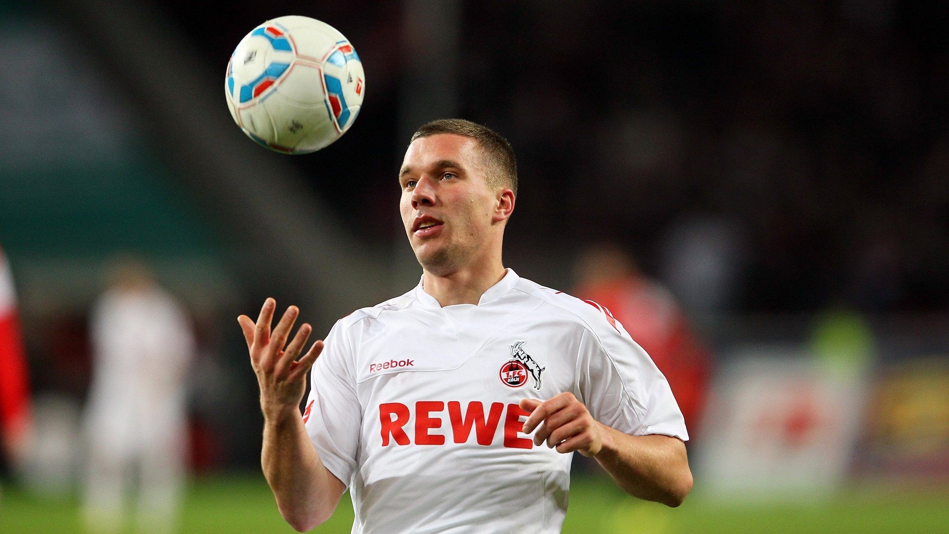 开云电竞账号入口-UFC重拳对轰赛季最燃，对手被打到护栏变形